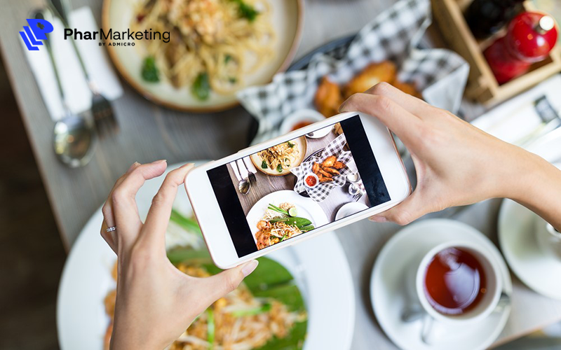 Food Influencer thường review món ăn trên Facebook hoặc Instagram của mình